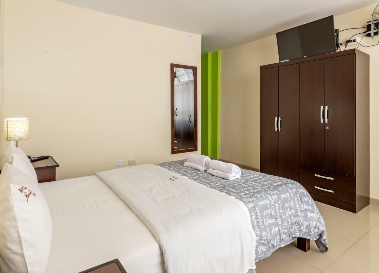 Hostal Florida Чиклайо Екстериор снимка